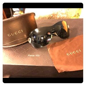 Gucci sunglasses with cleaning cloth and case.